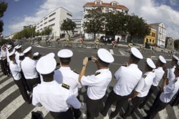 Un grupo de marinos fotografía al pelotón a su paso por Ferrol, en la decimoséptima etapa de la Vuelta 2014 ,con salida en Ortigueira y llegada a A Coruña, con un recorrido de 190,7 kms. 