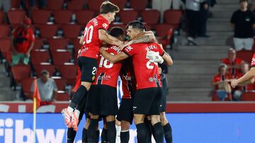PALMA DE MALLORCA, 27/09/2025.- Los jugadores del Mallorca celebran su victoria a la finalización del encuentro correspondiente a la jornada 7 de Laliga EA Sports que han disputado hoy sábado Mallorca y Alavés en el estadio de Son Moix, en la capital balear. EFE/CATI CLADERA.