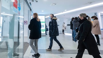 Varias personas con mascarilla salen del Hospital General Universitario Gregorio Marañón con mascarilla, a 11 de enero de 2024, en Madrid (España). El ministerio de Sanidad ha implantado desde ayer, 10 de enero, el uso obligatorio de mascarillas en hospitales y centros sanitarios, una vez que se comunique a las comunidades autónomas. El uso obligatorio de la mascarilla es una orden notificada que no tiene que publicarse en el Boletín Oficial del Estado (BOE). Sanidad ha tomado esta decisión después de no haber llegado a un acuerdo con las comunidades autónomas en la reunión del Consejo Interterritorial del Sistema Nacional de Salud (CISNS), que tuvo lugar este pasado lunes, 8 de enero. La mascarilla no es obligatoria en centros sociosanitarios y farmacias.
11 ENERO 2024;HOSPITALES;MASCARILLAS;CENTROS DE SALUD;SANIDAD
Alberto Ortega / Europa Press
11/01/2024