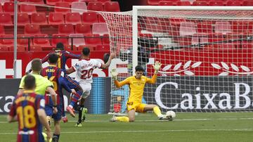 ¡¡MARCA DEMBÉLÉ!! ¡Balón filtrado de Messi en profudidad buscando al francés, este se va en velocidad hacia la portería y bate a Bono con un tiro raso y cruzado!