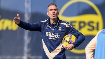 Gaizka Garitano dirigiendo un entrenamiento en la Ciudad Deportiva Bahía de Cádiz.