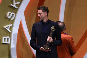 Pau Gasol sujeta el trofeo que dan a todos los del Naismith Basketball Hall of Fame. Un reconocimiento más en su exitosa carrera.