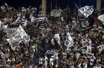 Los hinchas de Olimpia durante el duelo ante Huachipato.