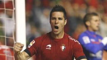 <b>EUFORIA Y ÉXTASIS EN PAMPLONA. </b>Kike Sola celebra uno de los dos goles que anotó ante el Sevilla.
