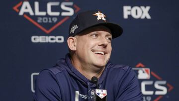 El manager de Astros AJ Hinch niega el supuesto robo de señas del que se les acusa en las series Divisionales y de Campeonato estos playoffs.