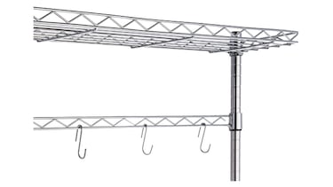 Esta estantería de cocina con tres baldas, encimera y barra para colgar suma 8.900 valoraciones