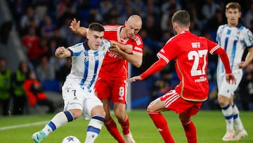 SAN SEBASTIÁN, 08/11/2023.- El centrocampista de la Real Sociedad Ander Barrenetxea (i) pelea un balón con Fredrik Aursnes (2i), del Benfica, durante el partido de la fase de grupos de la Liga de Campeones entre la Real Sociedad y el Benfica, este miércoles en el Reale Arena. EFE/ Juan Herrero
