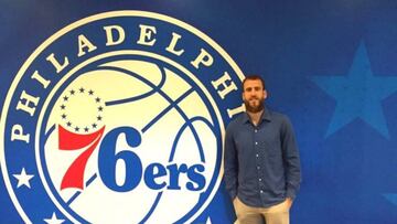 Sergio Rodríguez posa con el escudo de los Philadelphia 76ers.