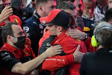 El piloto de Ferrari, Charles Leclerc, celebrando con su equipo el segundo puesto en el Gran Premio de Fórmula Uno de Arabia Saudí