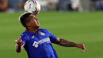 GRAF2759. MADRID, 29/09/2020.- El delantero colombiano del Getafe, "Cucho" Hernández, controla un balón durante el encuentro perteneciente a la cuarta jornada de LaLiga Santander entre el Getafe CF y el Real Betis Balompié en el Coliseum Alfonso Pérez de Getafe, este martes. EFE/Kiko Huesca