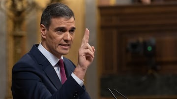 El presidente del Gobierno, Pedro S¨¢nchez, interviene durante un pleno en el Congreso de los Diputados, a 20 de diciembre de 2023, en Madrid (Espa?a). Durante la sesi¨®n de control, el presidente del Gobierno, responde a preguntas del l¨ªder del PP, y de la portavoz de Vox, sobre la moci¨®n de censura en Pamplona, y tambi¨¦n una cuesti¨®n sobre la subida de las hipotecas que le formular¨¢ el portavoz de ERC. Esta es la segunda sesi¨®n de control al Gobierno en el Congreso de esta legislatura, pero la primera a la que acudir¨¢ el presidente del Gobierno, quien hoy se enfrenta con un cara a cara al l¨ªder del PP. Durante la ma?ana de hoy, Feij¨®o, ha aceptado mantener una reuni¨®n el pr¨®ximo viernes, 22 de diciembre con el presidente del Gobierno,, al que ha enviado una carta con un orden del d¨ªa con los temas que propone para abordar, entre ellos la ley de amnist¨ªa, medidas para garantizar la independencia judicial o la moci¨®n de censura en Pamplona que dar¨¢ la Alcald¨ªa a EH Bildu.
20 DICIEMBRE 2023;CONGRESO;GOBIERNO;SANCHEZ;FEIJOO;PLENO
Eduardo Parra / Europa Press
20/12/2023