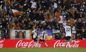 Gol 1-1 del jugador argentino del Valencia Piatti celebrando tras marcar ante el Real Madrid, durante el partido de Liga en Primer División disputado esta noche en el estadio de Mestalla, en Valencia.