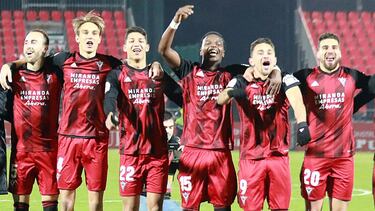Los jugadores del Mirandés celebran el pase a semis.