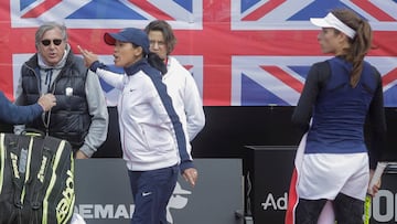 Anne Keothavong protesta tras los insultos de Ilie Nastase durante el encuentro de Copa Federaci&oacute;n entre Sorana Cirstea y Johanna Konta en la eliminatoria entre Ruman&iacute;a y Reino Unido.