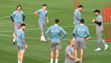 Griezmann, Giuliano y Correa atentos a lo que dice Simeone.