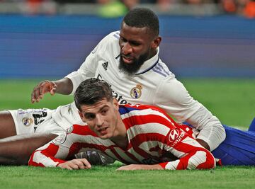 En la imagen, el defensa del Real Madrid, Antonio Rüdiger, encima del atacante Atlético, Alvaro Morata.