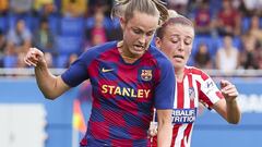 Graham Hansen y Carmen Menayo, jugadoras del Barça y del Atlético durante un Clásico.