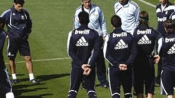 <b>DIEZ MINUTOS. </b>La imagen dada por el equipo ante el Sporting no gustó a Pellegrini y ayer comunicó su malestar a la plantilla sobre el césped de Valdebebas.