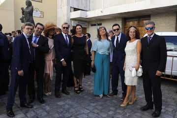 José Damián González, con Iñaki Cano, Rafael Almansa, Tomás Roncero y Rafa Guerrero junto a sus acompañantes. 


