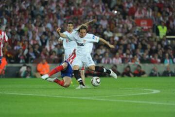 La final se jugó a partido único, en el estadio Camp Nou el día 19 de mayo de 2010. El Sevilla se consagró ganando por 2 goles a 0 y logró su quinta Copa del Rey. En la imagen Diego Capel autor del primer gol del Sevilla