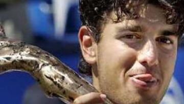 <b>HERTOGENBOSCH. </b>Mario Ancic con el trofeo de vencedor del torneo holandés.