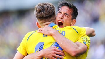 Luis Hernández y Alejo celebran el gol ante el Betis.