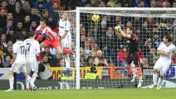BALÓN AÉREO. Godín salta obstaculizado por Pepe, Cristiano y Arbeloa, en una de las jugadas de ataque del Atlético.