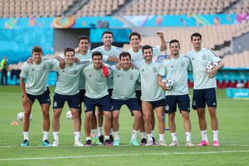 El equipo sin peto estuvo formado por Azpilicueta, Laporte, Pau Torres, Gayà, Rodri, Maros Llorente, Sarabia, Gerard Moreno y Oyarzabal.