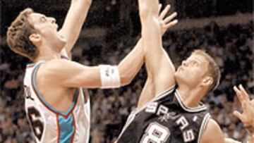 <b>MOVILIDAD</b>. Gasol supera a Nesterovic, uno de sus varios vigilantes de los Spurs.