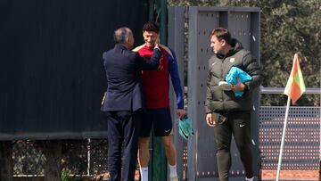 Robert Lewandowski, con Rafa Yuste en un entrenamiento del Barça.