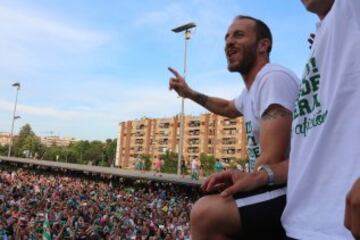 El Córdoba festeja el ascenso con su afición