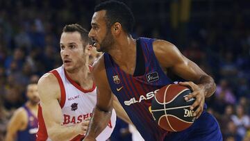 GRA299. BARCELONA. 29/09/2017.- El alero h&uacute;ngaro del FC Barcelona Lassa Adam Hanga (d) conduce el bal&oacute;n junto al brasile&ntilde;o Marcelinho Huertas (i), del Baskonia, durante el primer partido de Liga Endesa que juegan FC Barcelona Lassa y Baskonia, hoy en el Palau Blaugrana, en Barcelona. EFE/Alejandro Garc&iacute;a