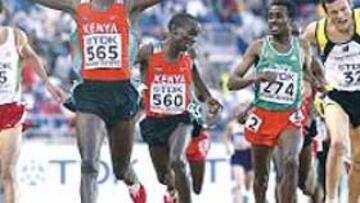 <b>SE COLÓ. </b>Mottram (dcha.) entró por detrás de Limo y Sihine.