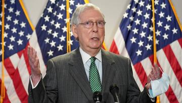 Mitch McConnell habla con los periodistas mientras el senador Tim Scott est&aacute; a su lado despu&eacute;s del almuerzo semanal de pol&iacute;tica de los republicanos en el Capitolio en Washington, EE. UU., 23 de junio de 2020.