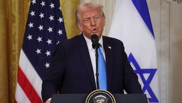 El presidente Donald Trump en la Casa Blanca, con la bandera de Estados Unidos e Israel en el fondo.