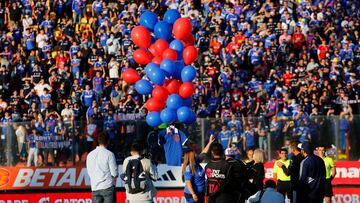 Futbol, Universidad de Chile vs Palestino
Fecha 10, campeonato Nacional 2022.
Homenaje a Leonel Sanchez antes del partido entre Universidad de Chile y Palestino por primera division realizado en el estadio Santa Laura.
Santiago, Chile.
16/04/2022
Marcelo Hernandez/Photosport
Football, Universidad de Chile vs Palestino
10th turn, 2022 National Championship.
Honors to Leonel Sanchez before the game Universidad de Chile against Palestino during the first division at Santa Laura stadium.
Santiago, Chile.
16/04/2022
Marcelo Hernandez/Photosport