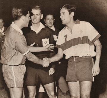Los capitanes Sergio Navarro y Alberto Fouillioux en la final del torneo 1962.