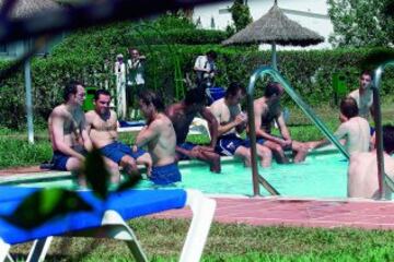 Entre tanto entrenamiento en la concentración de El Saler, también había tiempo para relajarse en la piscina del hotel.