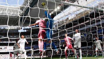 MADRID, 11/03/2023.- El portero belga del Real Madrid, Thibaut Courtois (d) atrapa el balón durante el partido de LaLiga entre Real Madrid y RCD Espanyol disputado este sábado en el Santiago Bernabéu en Madrid. EFE/Juan Carlos Hidalgo