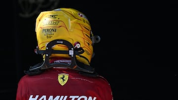 Lewis Hamilton con el mono de Ferrari en el GP de Emilia Roma?a de F1.