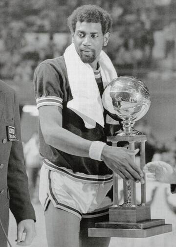 Un jugador con talento para haber sido uno de los más grandes de siempre. Número 2 del draft de la NBA en 1971 después de ser oro olímpico en México 68 (16,3 puntos de media con 19 años) pasó primero por una ABA en la que (promedió 30 puntos y casi 20 rebotes por partido) fue MVP (1970) tras negarse a seguir en la universidad durante el tiempo que estipulaba la NBA antes de poder convertirse en profesional. Su caso de rebeldía contra unas normas muy rígidas fue uno de los más importantes en la modernización del sistema laboral de los jugadores profesionales en EE UU. En la NBA fue cuatro veces all star y campeón en 1980, con los Lakers de Magic Johnson. Alí, en L.A., sus problemas con el alcohol y las drogas se convirtieron en gigantescos. Acabó fuera del equipo y trazando un plan con la mafia para asesinar al entrenador, Paul Westhead. La intervención de su madre lo desbarató. Reconoció que se gastaba más de 300 dólares (de entonces) a la semana en cocaína. Y después de la terrible imagen que dejó ante la imagen pública en los Lakers, se fue al Reyer Venezia (1980-81). Todavía tuvo un último paso por la NBA (Washington Bullets, 1981-83) pero muy lejos del jugador que, por ejemplo, `promedió en sus años en Seattle (1970-75) casi 25 puntos y más de 12 rebotes por partido.