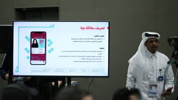 Un miembro de la organización de Qatar 2022 muestra la aplicación móvil para tramitar la tarjeta que permitirá la entrada al país durante el Mundial.