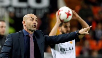 GRAF1090. VALENCIA, 09/01/2018.- El entrenador de la UD Las Palmas, Paco Jémez, durante el partido de octavos de final de la Copa del Rey que Valencia CF y UD Las Palmas disputan esta noche en el estadio de Mestalla. EFE/Kai Försterling