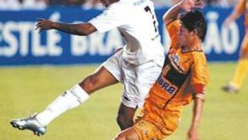 <b>DE LUJO</b>. Robinho se exhibió de nuevo con golazo para el Santos.