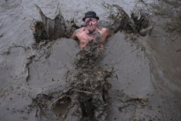 La carrera Tough Guy, se celebra desde 1987 en Inglaterra y desafía a sus participantes a recorrer 15km llenos de los obstáculos, donde hasta los más expertos se quedan en el camino. 