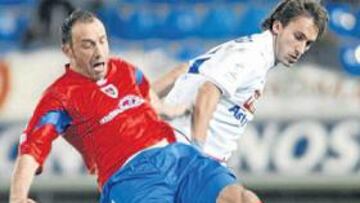 <b>SIN FORTUNA. </b>Gerardo lucha por llevarse el balón con el asturiano del Numancia Sietes, ex jugador del Real Oviedo.