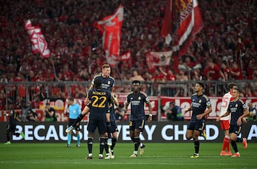 Lo0s futbolistas del Real Madrid corren a celebrar el gol con Toni Kroos. Autor de la asistencia de gol a Vinicius en el 0-1.