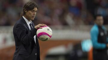 El entrenador de las Chivas, reveló en conferencia de prensa algunos cambios que se esperan en el conjunto tapatío, incluyendo la salida del mediocampista.