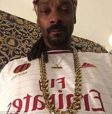 Fiel a su tradición Snoop Dogg durante una presentación en Italia no dudó portar la camiseta del equipo 'rossonero'