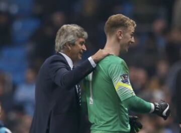 Manuel Pellegrini con Joe Hart durante el duelo en que Manchester City derrotó ajustadamente por 2-1 a Swansea en la Premier League.